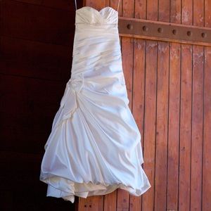 Strapless wedding dress